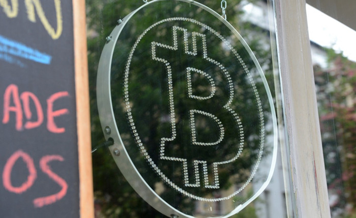 比特币走到十字路口_“丝绸之路”事件或许会导致比特币社区的分裂