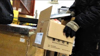 记者暗访快递公司:快递员称80元可帮送违禁品